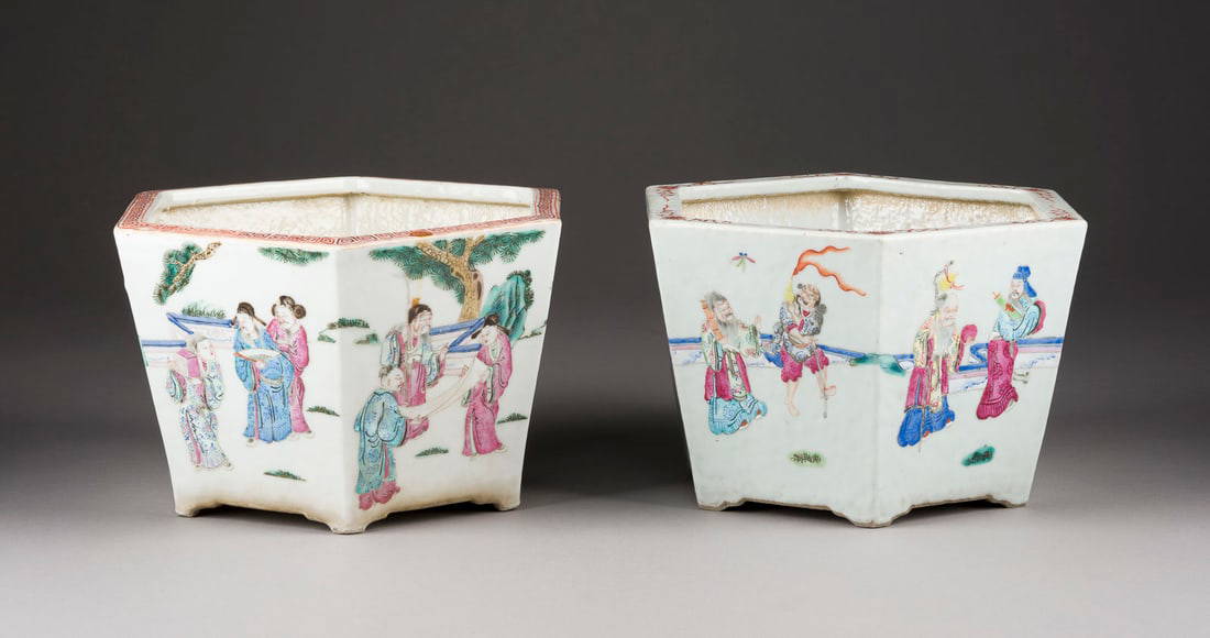 PAAR FAMILLE-ROSE PFLANZTOPFE MIT FIGURENDARSTELLUNG