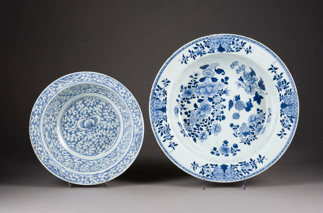 ZWEI GROßE BLAU-WEISSE TELLER MIT BLUMENDARSTELLUNG