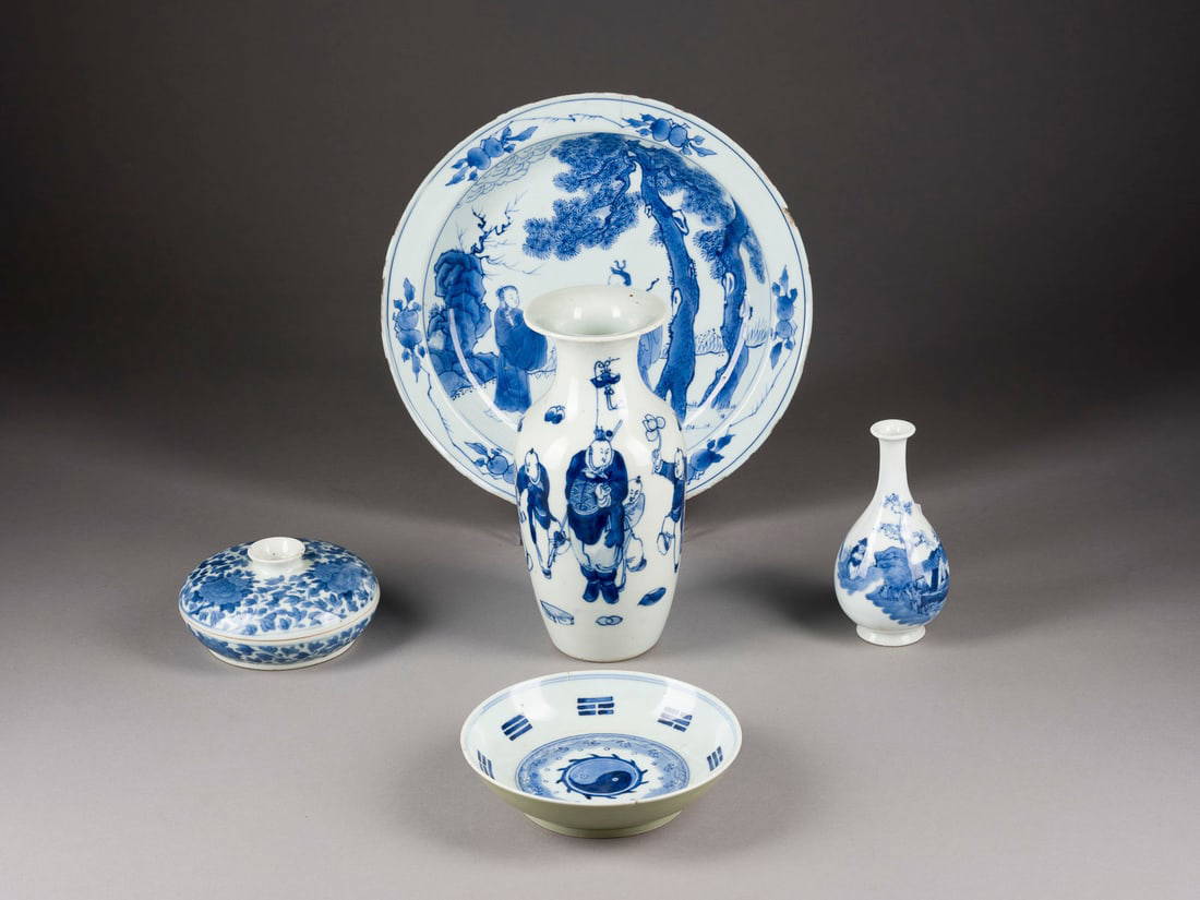 FUENF BLAU-WEISSE PORZELLANTEILE