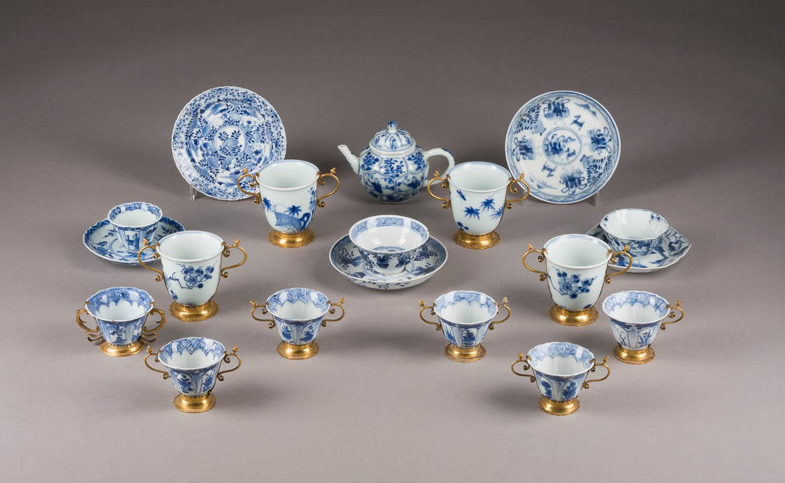 EIN NEUNZEHNTEILIGES KONVOLUT BLAU-WEISSER PORZELLANOBJEKTE