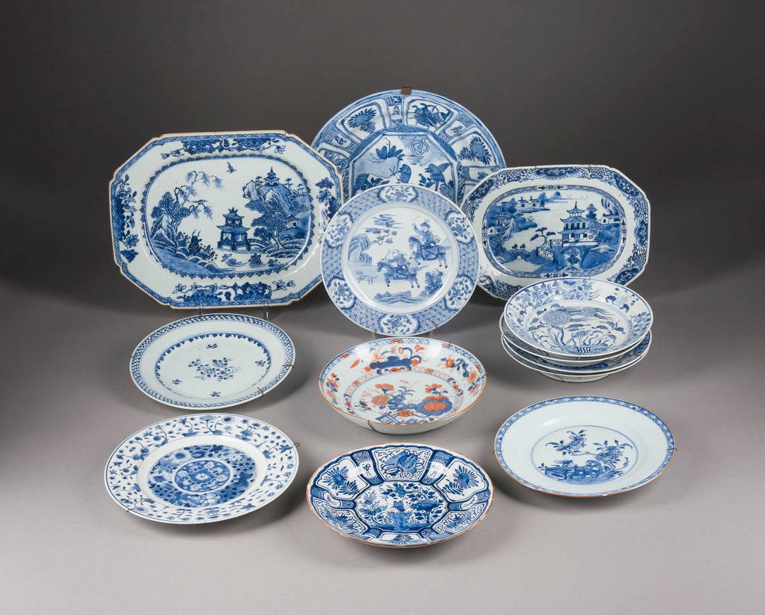 DREIZEHN VERSCHIEDENE TELLER AUS PORZELLAN