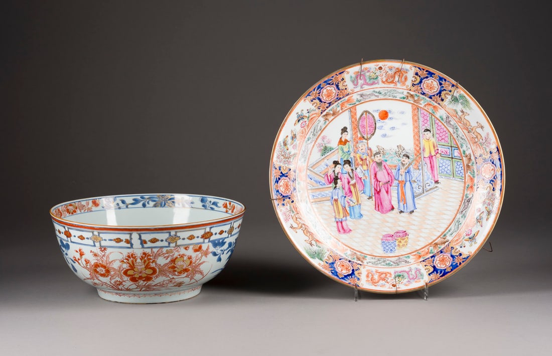 EINE IMARI-SCHALE UND EIN CANTON-FAMILLE-ROSE-TELLER: AN IMARI BOWL AND A CANTON FAMILLE ROSE PLATE China Porcelain. H. 12.2 cm (bowl), D. 33 cm (plate). Comprising an Imari bowl decorated with floral motifs and a Canton famille rose plate decorated with