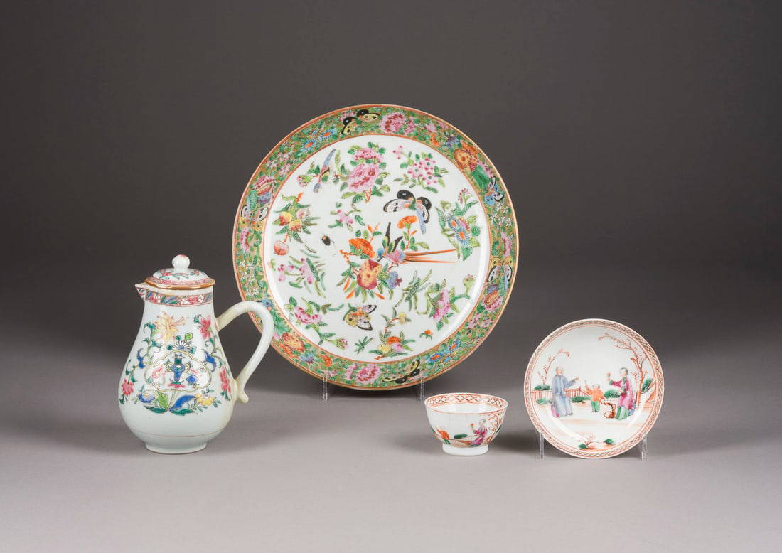 EIN VIERTEILIGES KONVOLUT VON VIER FAMILLE-ROSE-PORZELLANEN