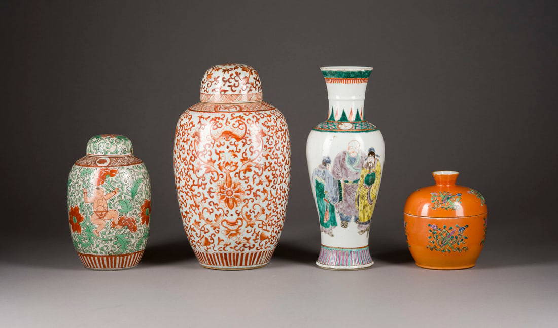 EIN VIERTEILIGES KONVOLUT VON PORZELLANTEILEN