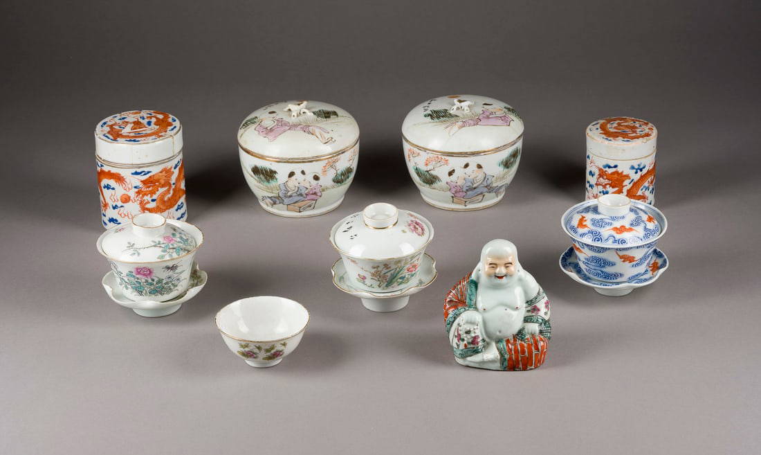 EIN NEUNTEILIGES KONVOLUT VON PORZELLANTEILEN