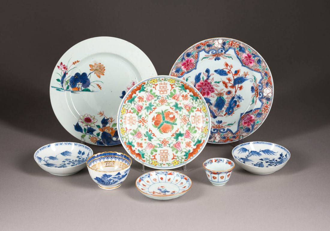 EIN ACHTTEILIGES KONVOLUT VON VERSCHIEDENEN PORZELLANOBJEKTEN