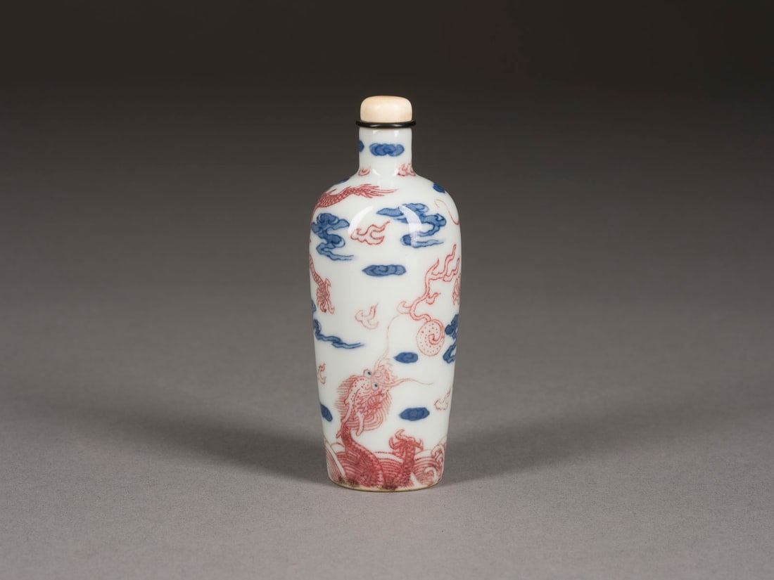 EINE KUPFERROT VERZIERTE BLAUE UND WEISSE SNUFFBOTTLE MIT DRACHENDARSTELLUNG
