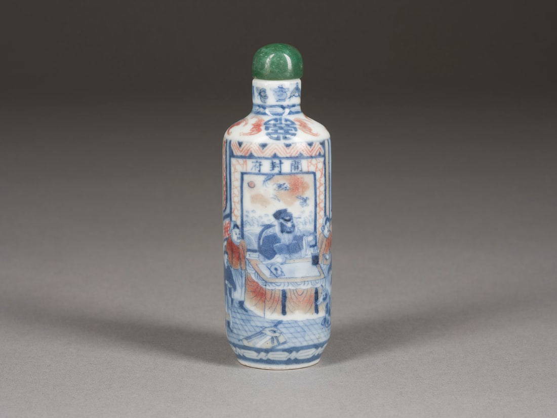 EINE KUPFERROT VERZIERTE BLAUE UND WEISSE SNUFFBOTTLE MIT FIGURENDARSTELLUNG