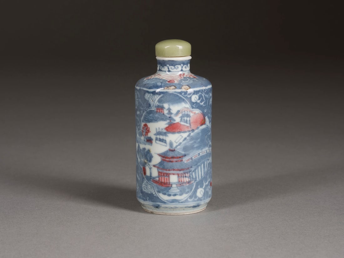 EINE KUPFERROT-DEKORIERTE BLAU-WEISSE SNUFFBOTTLE