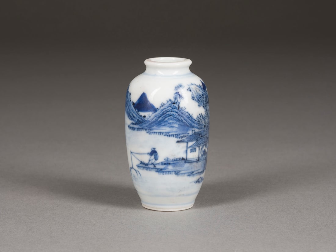 EINE KLEINE BLAU-WEISSE VASE