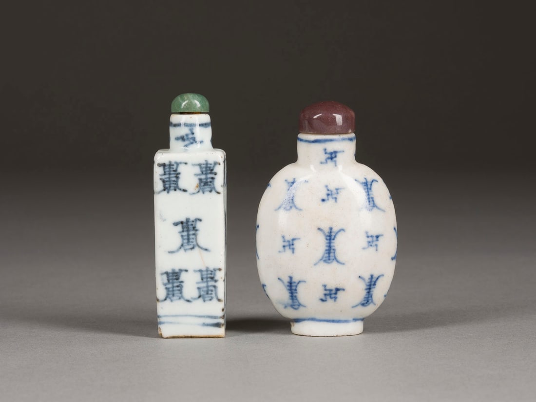 ZWEI BLAU-WEISS SNUFFBOTTLES MIT 'SHOU'-ZEICHEN