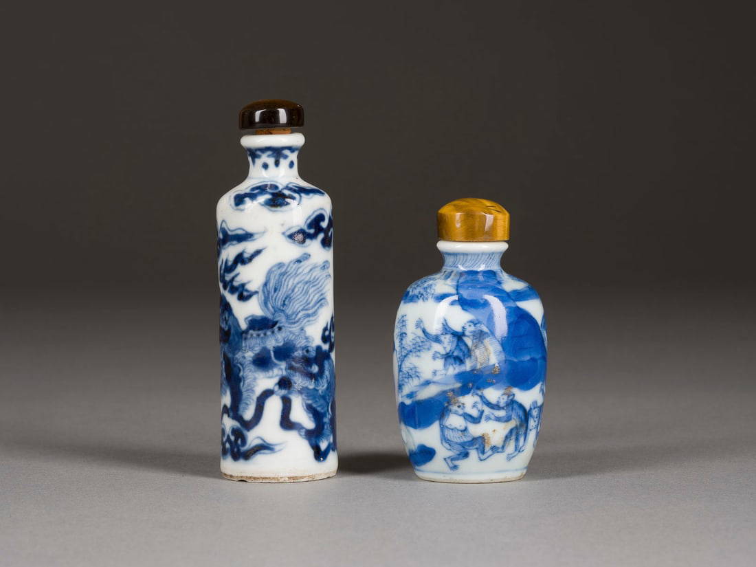 ZWEI BLAU-WEISS MIT TIERENDARSTELLUNG SNUFFBOTTLES