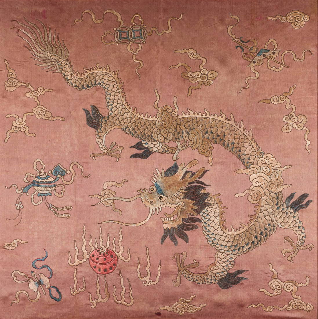 EIN BESTICKTES SEIDENPANEEL MIT DRACHENDARSTELLUNG
