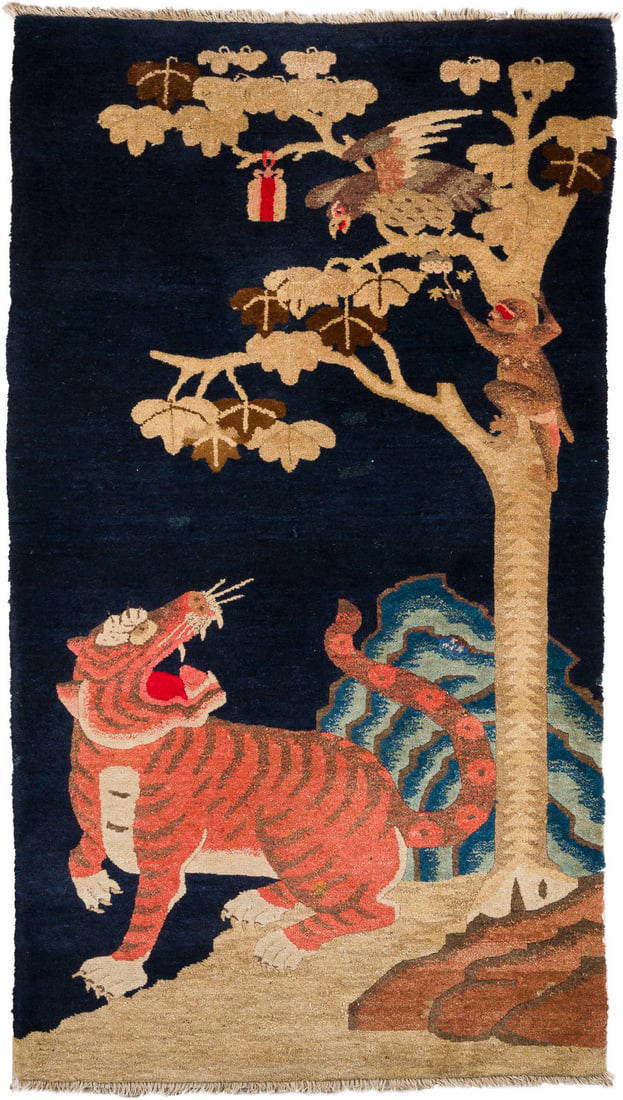 EIN TIBETISCHER TEPPICH MIT DARSTELLUNG EINES TIGERS