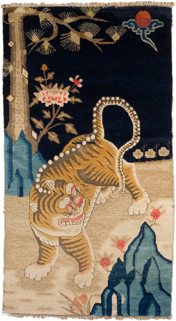EIN TIBETISCHER TEPPICH MIT DARSTELLUNG EINES TIGERS