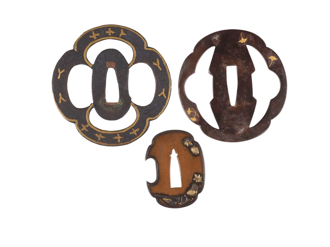ZWEI TSUBA AUS EISEN UND EIN TSUBA AUS BRONZE