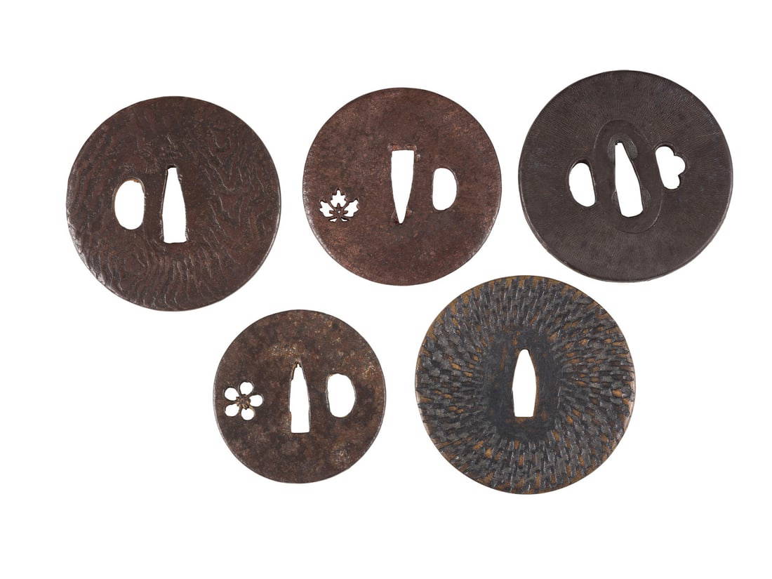 EIN FUENFTEILIGES KONVOLUT VON TSUBA IN MARUGATA-FORM