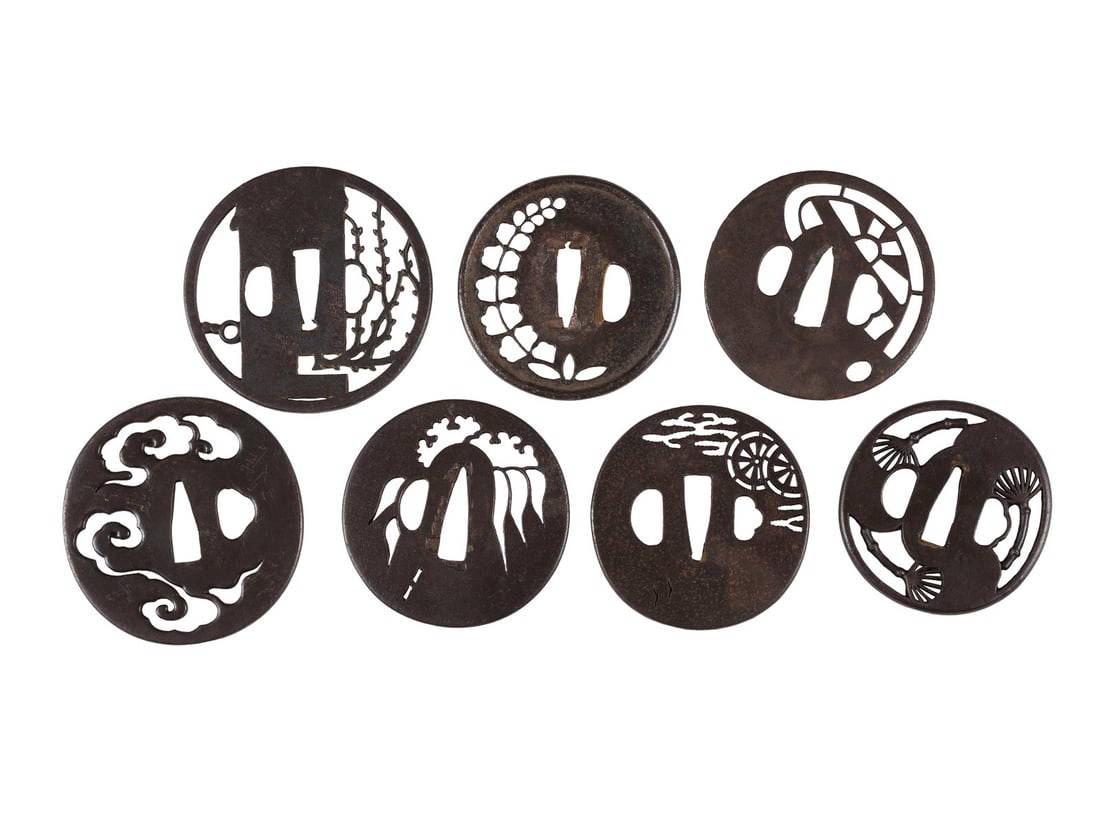 SIEBEN SUKASHI-TSUBA AUS EISEN