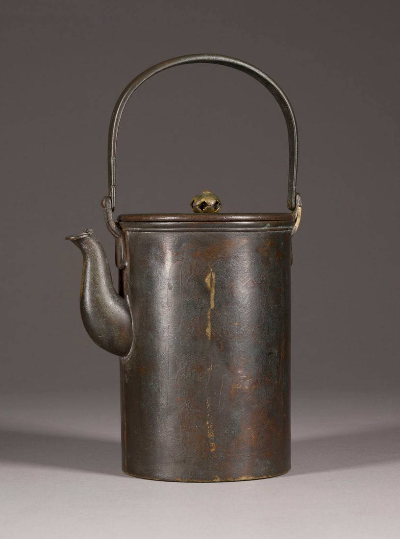 EIN TETSUBIN (WASSERKOCHER) AUS GUSSEISEN UND BRONZE