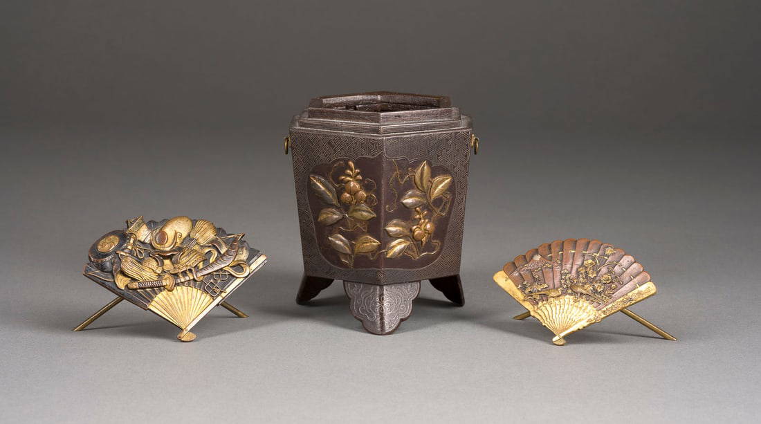 DREI IRO-E TAKAZOGAN-EINGELEGTE BRONZEOBJEKTE