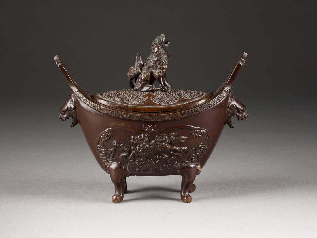 EIN KORO MIT DECKEL AUS BRONZE