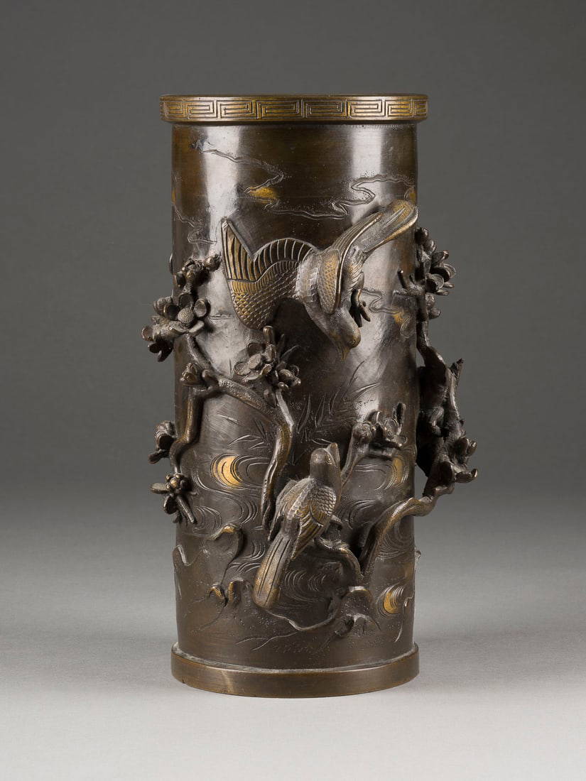 EIN PINSELBECHER MIT DER DARSTELLUNG VON PHOENIX UND BAUM AUS BRONZE