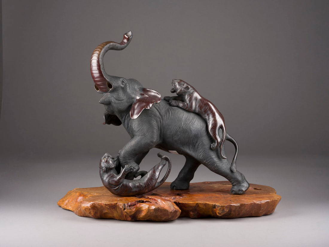 EIN GROSSES OKIMONO EINES ELEFANTEN AUS BRONZE