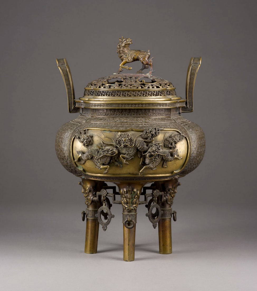 EIN GROßER JAPANISCHER WEIHRAUCHBRENNER MIT DECKEL AUS BRONZE