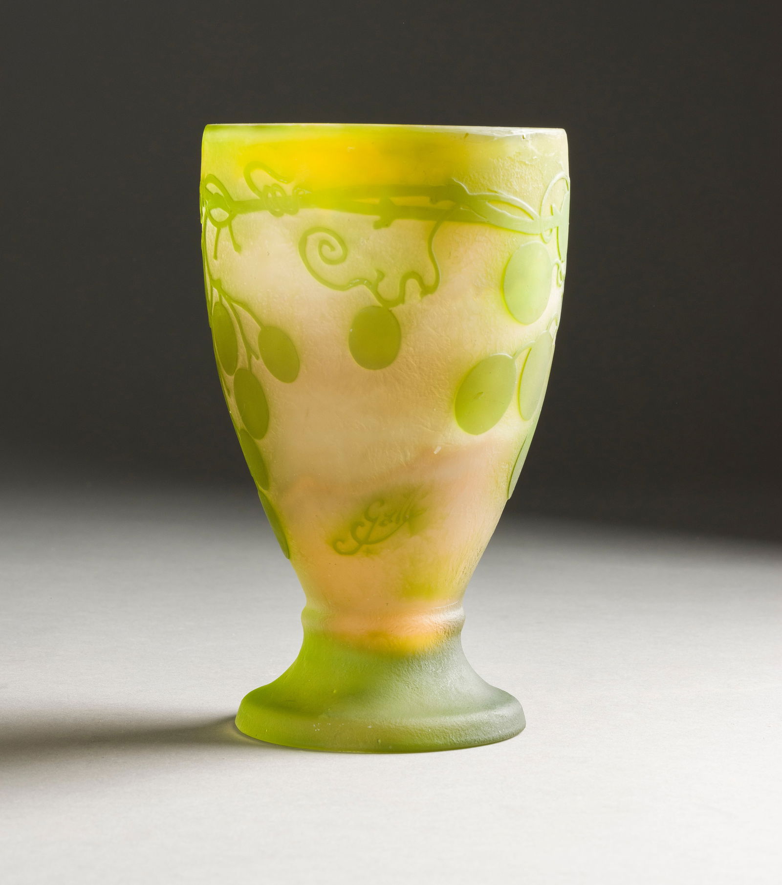 EMILE GALLE | BECHERVASE MIT WEINTRAUBEN (1 of 1)