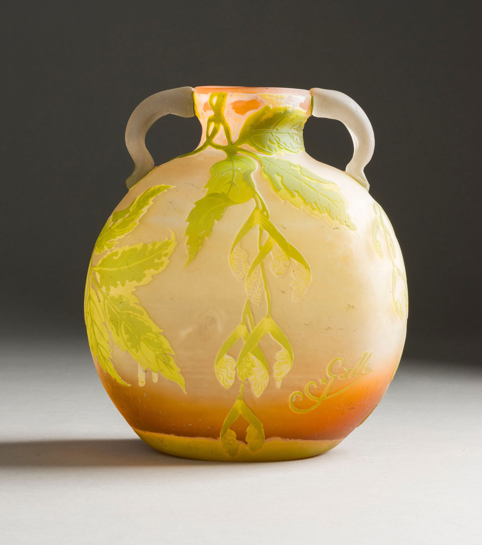 EMILE GALLE | HENKELVASE MIT GLYZINIEN (1 of 1)