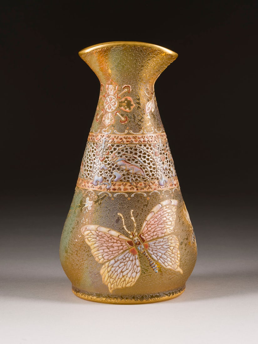 DAUM FRÈRES & CIE | SELTENE-VASE 'PAPILLONS ET FLEURONS' (1 of 1)