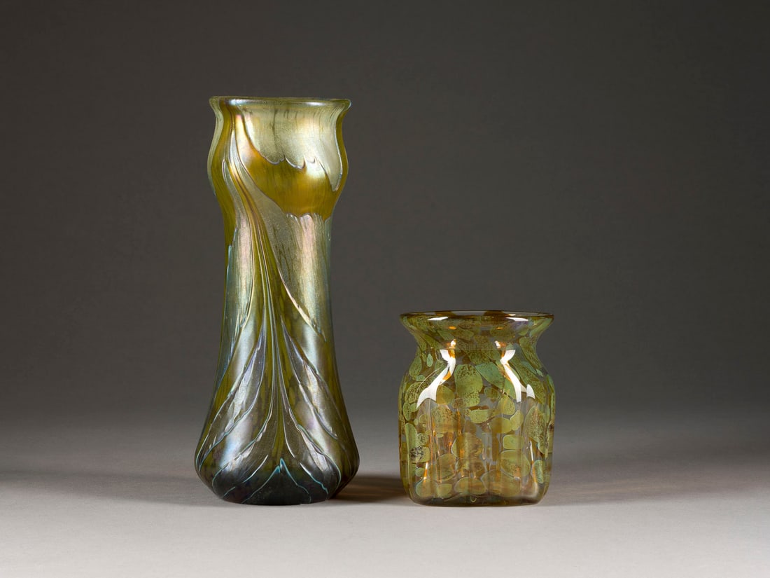 | ZWEI VASEN IM JUGENDSTIL: ZWEI VASEN IM JUGENDSTIL U.a. Schott Glaswerke Zwiesel, 2. Hälfte 20. Jh. Farbloses Glas, Wirbelmuster in Grün und Gelb, part. irisiert,. H. 12,5-27 cm. Im Boden einmal Ätzmarke und Nummerierung.ZW