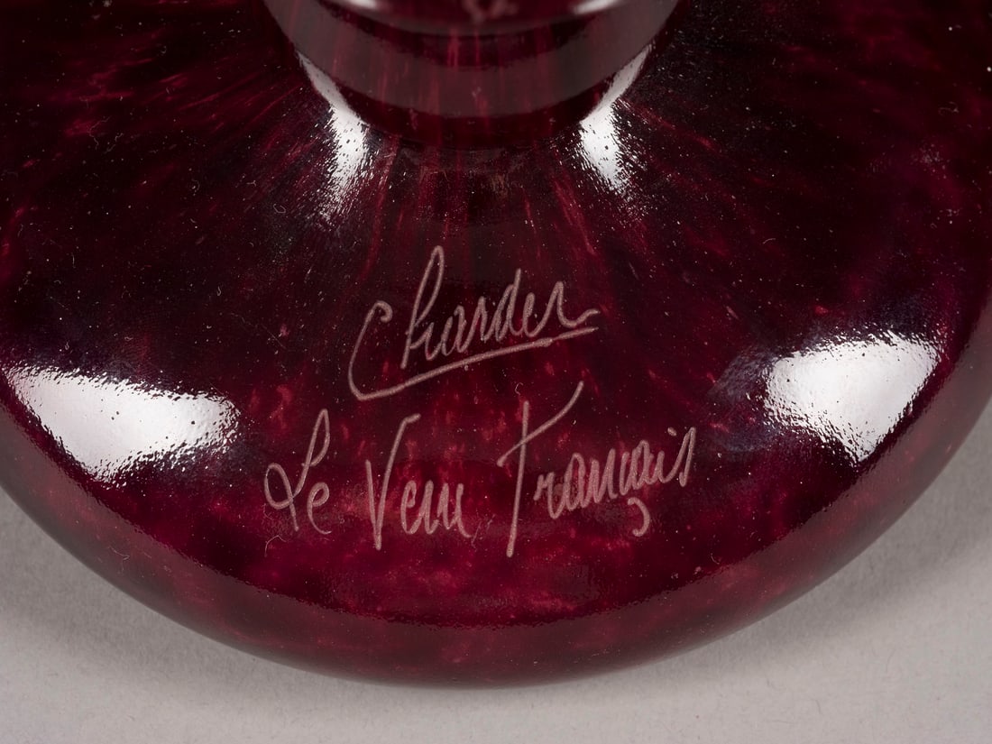 | BALUSTERVASE 'RHODODENDRON': BALUSTERVASE 'RHODODENDRON' Frankreich, Epinay-sur-Seine, Verreries Schneider, ca. 1927-1928 Farbloses Glas, mit rosafarbenen Pulvereinschmelzungen, Überfang in Violett. H. 47,5 cm. Am Fuß bez. 'Cha