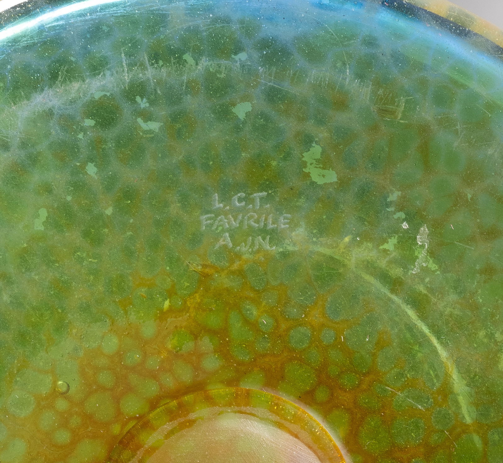 | GROSSE VASE: GROSSE VASE Im Stile von Tiffany, um 1903 Irisiertes grün-bläuliches 'Favrile'-Glas, gezogene braune Pulvereinschmelzungen. 42,5x25x18 cm. Auf Bodenunterseite bez. 'L.C.T.', 'Favrile' sowie