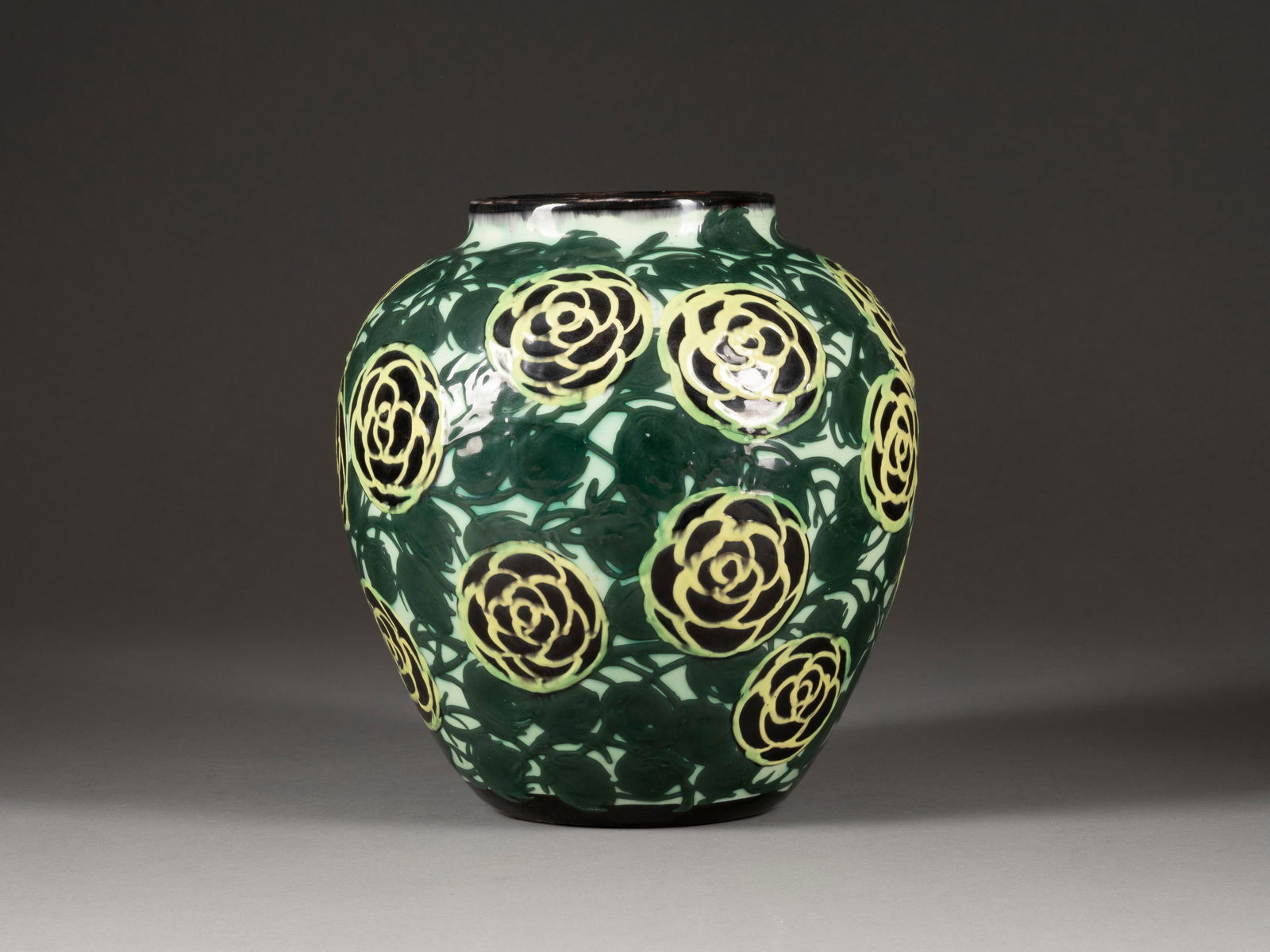 MAX LAEUGER | VASE MIT GELBEN ROSEN (1 of 1)