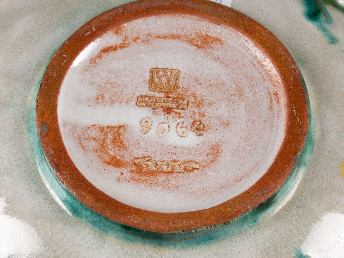 VALLY WIESELTHIER | SCHALE MIT BLUMENDEKOR: VALLY WIESELTHIER 1895 Wien - 1945 New York SCHALE MIT BLUMENDEKOR Österreich, Wiener Werkstätte, um 1926 Keramik, roter Scherben, farbig glasiert. D. 19,5 cm. Unterseite gemarkt 'WW', 'Made in