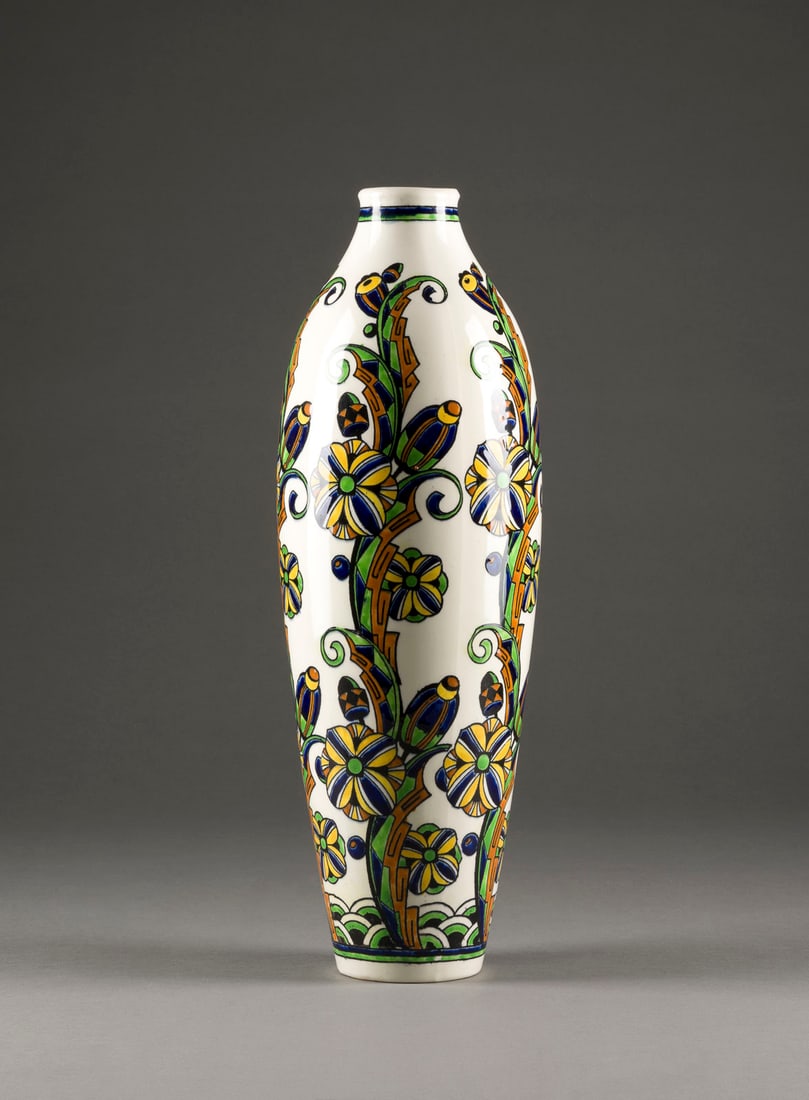 CHARLES CATTEAU | ART-DECO-VASE: CHARLES CATTEAU 1880 Douai - 1966 Nizza ART-DECO-VASE Belgien, Boch Frères, um 1927 Keramik, polychrom glasiert. H. 46,5 cm. Auf dem Boden mit der Firmenmarke, Formnummer '868', Designnr. 'D1081'.ART