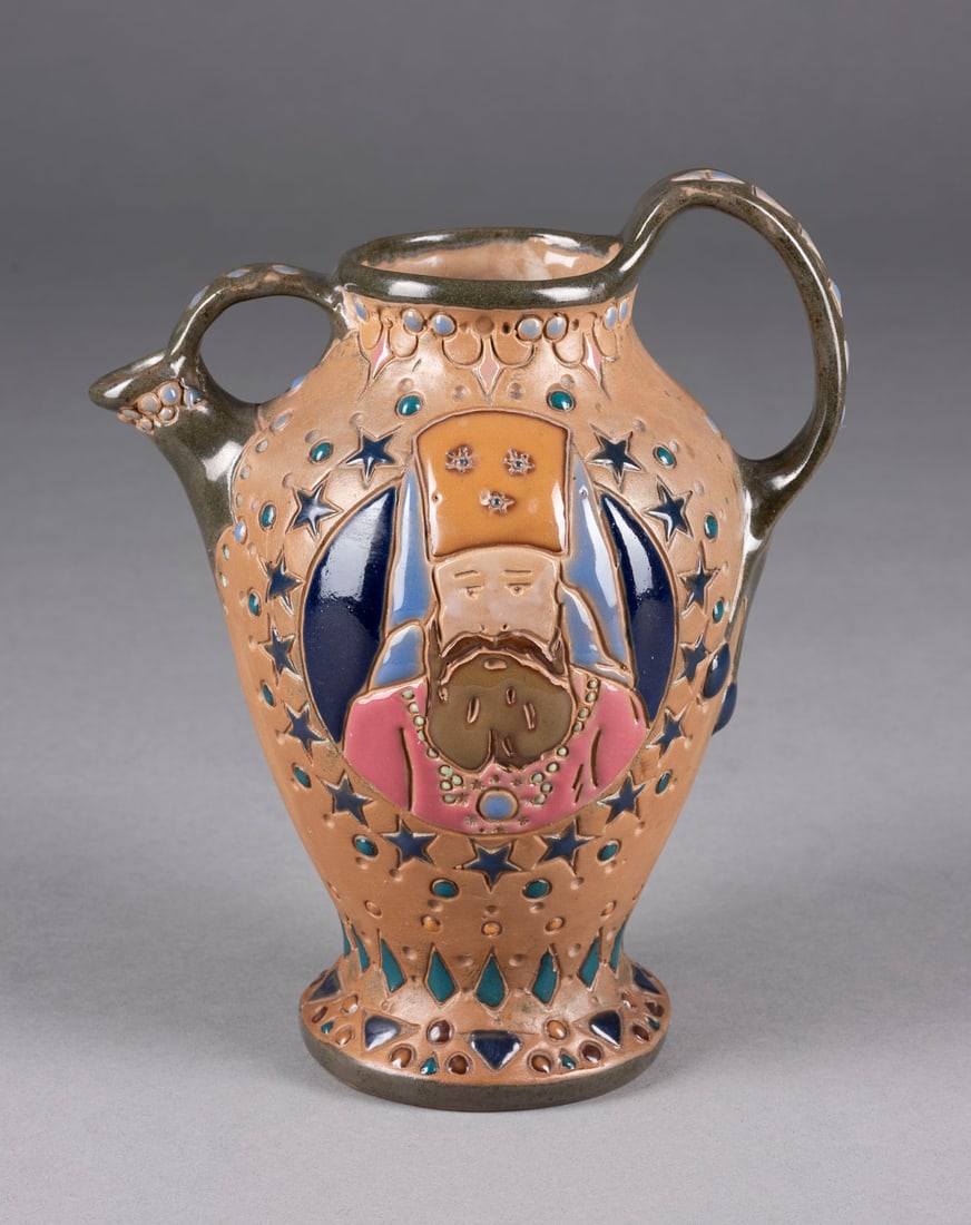 | KRUG MIT PATRIARCH: KRUG MIT PATRIARCH Böhmen, Turn-Teplitz, Amphora-Werke Riessner, 1. Hälfte 20. Jh. Keramik, heller Scherben, bunt glasiert. H. 20 cm. Im Boden Prägemarke, 'Amphora', 'Austria', 'Modellnr. '118