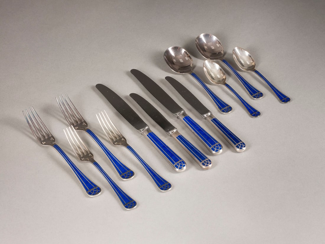 | 38-TEILIGES SPEISEBESTECK 'TALISMAN KÖNIGSBLAU' IM ART-D: 38-TEILIGES SPEISEBESTECK 'TALISMAN KÖNIGSBLAU' IM ART-DECO-STIL Bernard Yot (Entwurf 1986), Christofle & Cie (Ausführung), 20. Jh. Versilbert, blauer Lack, Stahl (Klingen). L. 19,5-23 cm (Messer),