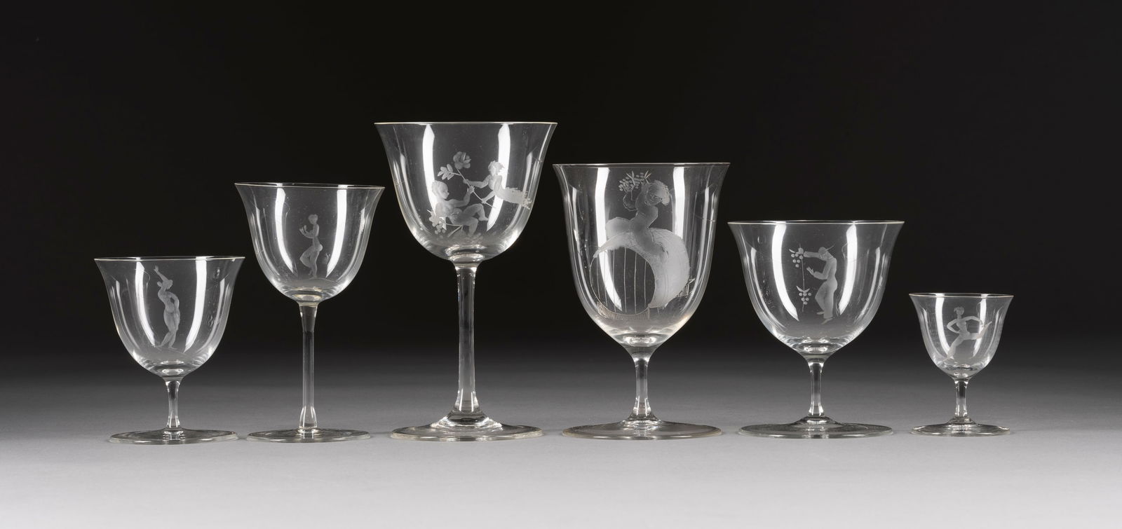 | SAMMLUNG VON 80 GLÄSERN MIT FIGURENSTAFFAGE UND GENRESZE (1 of 1)