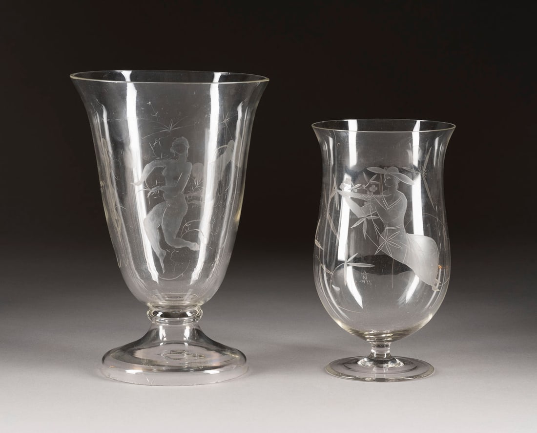 | ZWEI VASEN: ZWEI VASEN Deutsch, Karbitz/Dresden, Anton Witt & Walter Nitschke, 1930er Farbloses Kristallglas, Gravurdekor. H. 21 und 25 cm. Einmal bez. 'AWN' mit Jahreszahl in Diamantriss. Vase 'Dame mit