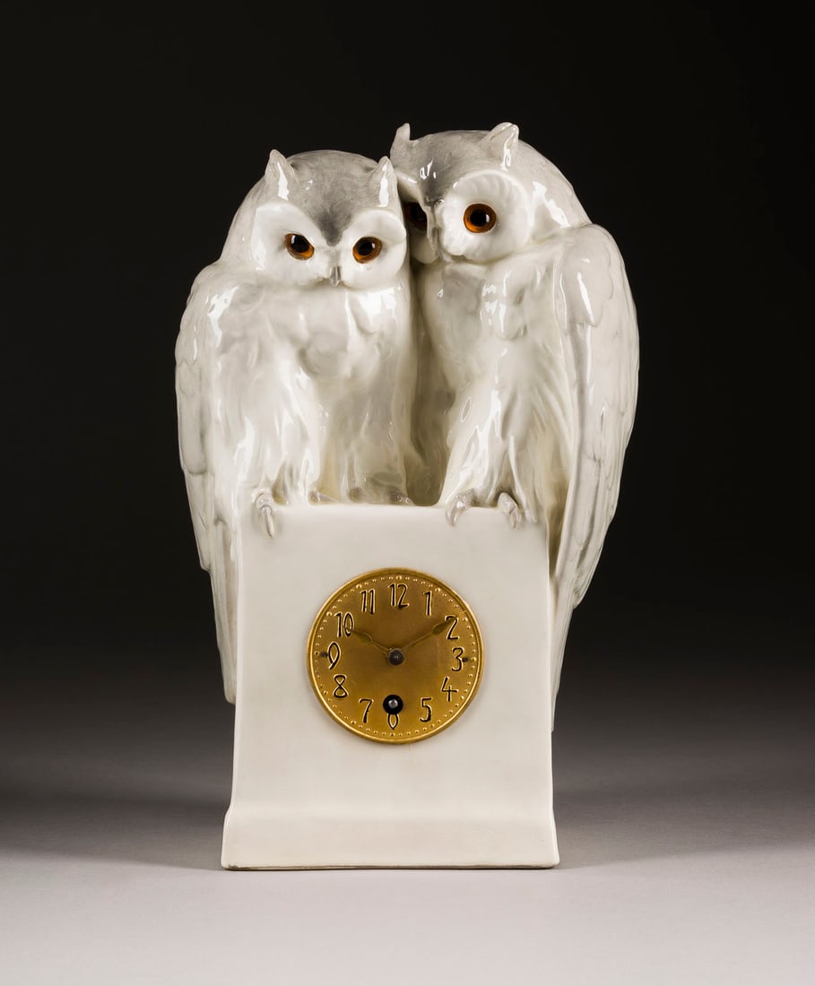 ANTON PUCHEGGER | JUGENDSTIL-EULENUHR: ANTON PUCHEGGER 1878 Payerbach - 1917 Davos JUGENDSTIL-EULENUHR Österreich, Wiener Emailwarenfabrik Schauer & Co., ab 1900 Keramik, heller Scherben, farbig glasiert. H. 32,5 cm. Rundes Firmensignet