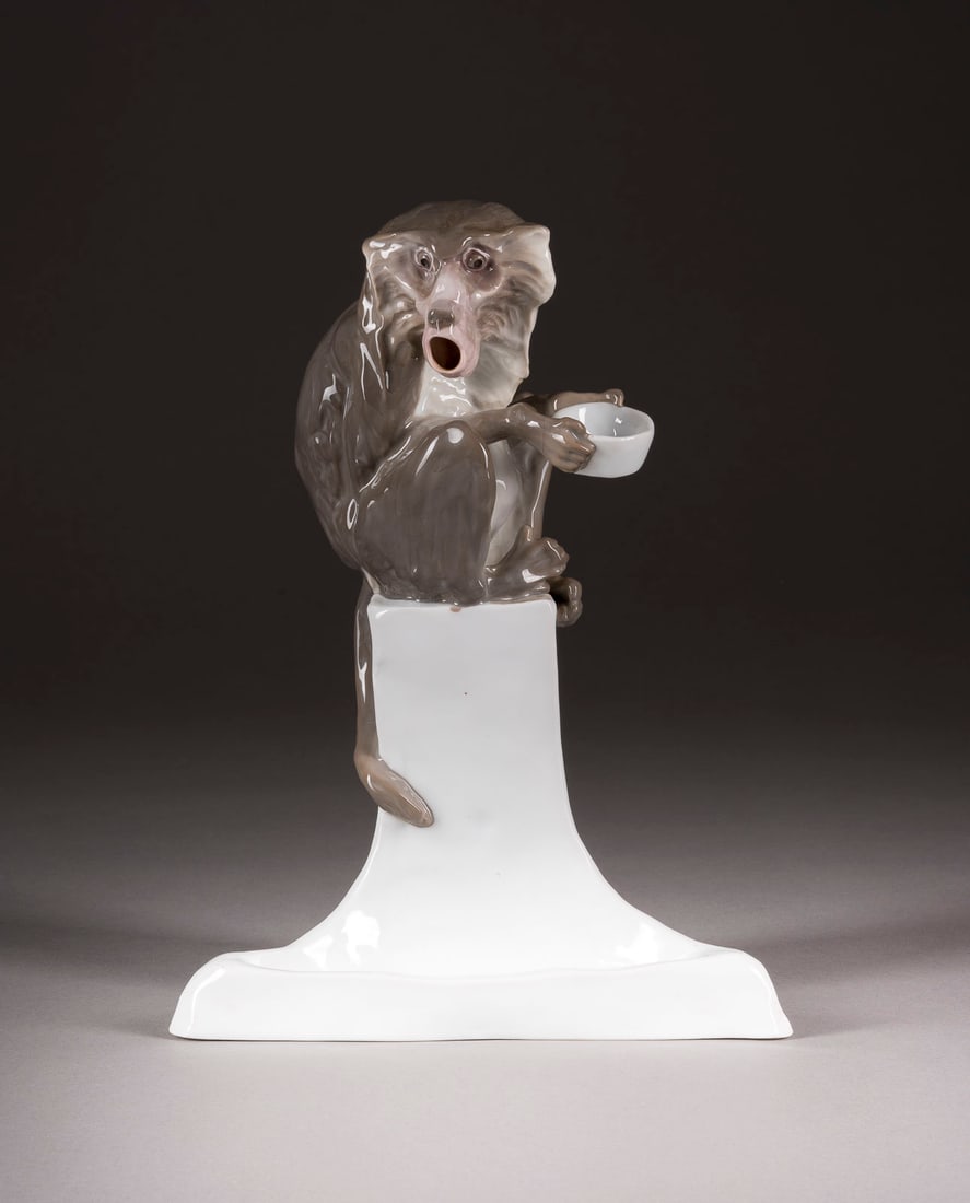 | SITZENDER PAVIAN: SITZENDER PAVIAN Deutsch, Volkstedt, Karl Ens, 1900-1919 Porzellan, polychrom gefasst. H. 26 cm. Unterglasurblaue KVE-Marke, Modellnr. '2390' (eingeritzt). Bez. 'A. Stauo(ß)mauer'