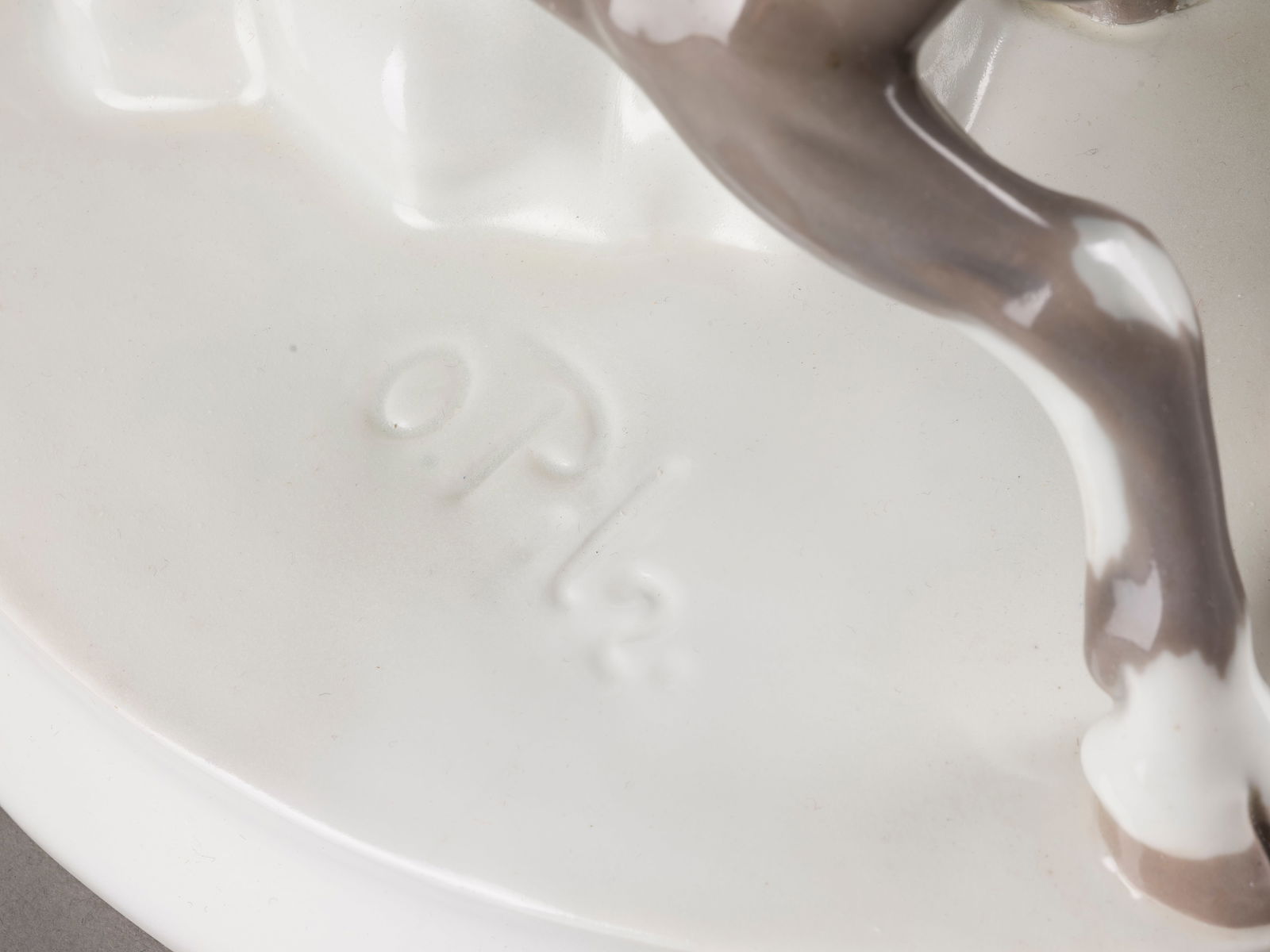 OTTO PILZ | ZWEI STEINBÖCKE: OTTO PILZ 1876 Sonneberg - 1934 Dresden ZWEI STEINBÖCKE Deutsch, Meissen, ab 1935 (Entwurf 1911) Porzellan, polychrom gefasst. H. 41 cm. Unterglasurblaue Schwertermarke, Pressnummer, Modellnr.