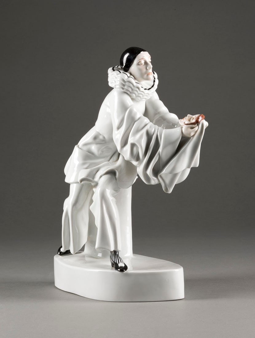 DOROTHEA CHAROL | BAJAZZO MIT MASKE: DOROTHEA CHAROL 1895 Odessa - 1963 London BAJAZZO MIT MASKE Deutsch, Thüringen, Aelteste Volkstedter Porzellanmanufaktur, nach 1945 (Entwurf um 1919/20) Weißporzellan, glasiert, dezente polychrome