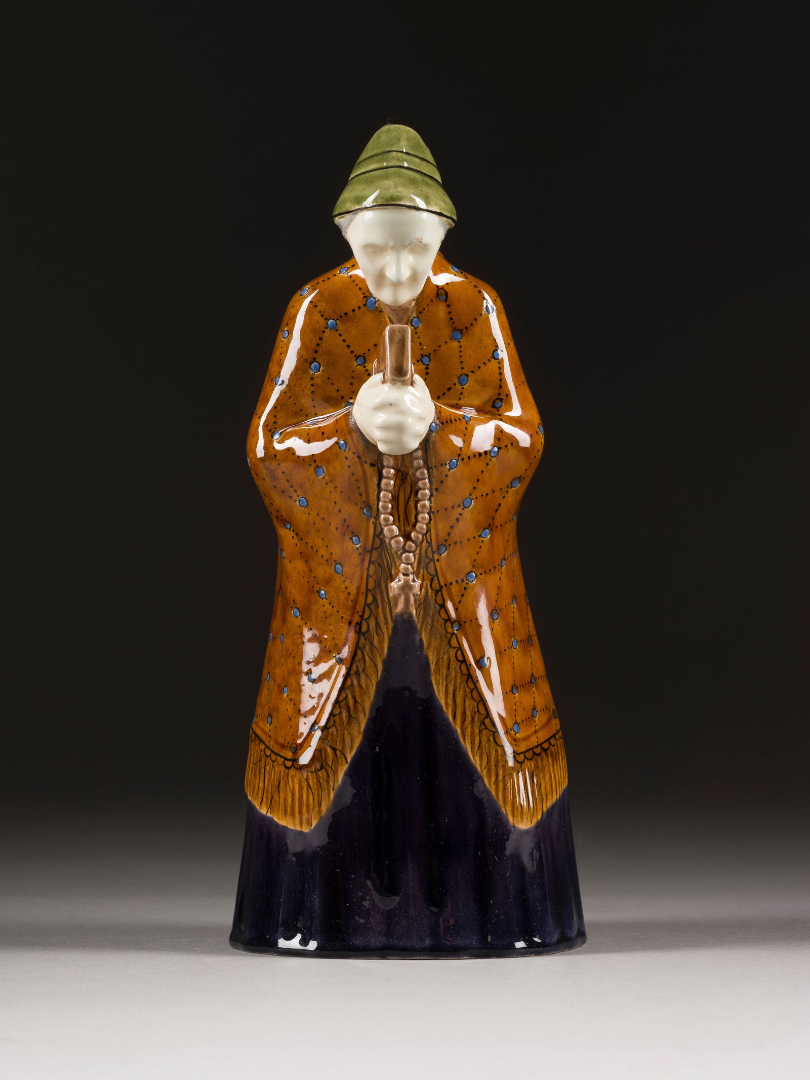 FRANZ SCHLEISS | KIRCHGÄNGERIN: FRANZ SCHLEISS 1884 - 1969 KIRCHGÄNGERIN Österreich, Gmundner Keramik, um 1918 Keramik, heller Scherben, farbig glasiert. H. 23,7 cm. Am Boden geprägte Blumenstockmarke sowie Wiener Keramik-Marke,