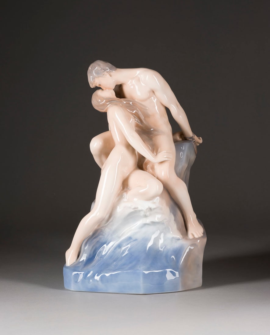 THEODOR LUNDBERG | LIEBESPAAR IN MEERESBRANDUNG: THEODOR LUNDBERG 1852 - 1926 LIEBESPAAR IN MEERESBRANDUNG Dänemark, Royal Copenhagen, 20. Jh. (Entwurf 1897) Porzellan, polychrom gefasst. H. 47 cm. Unterglasurblaue Wellenmarke, grüne