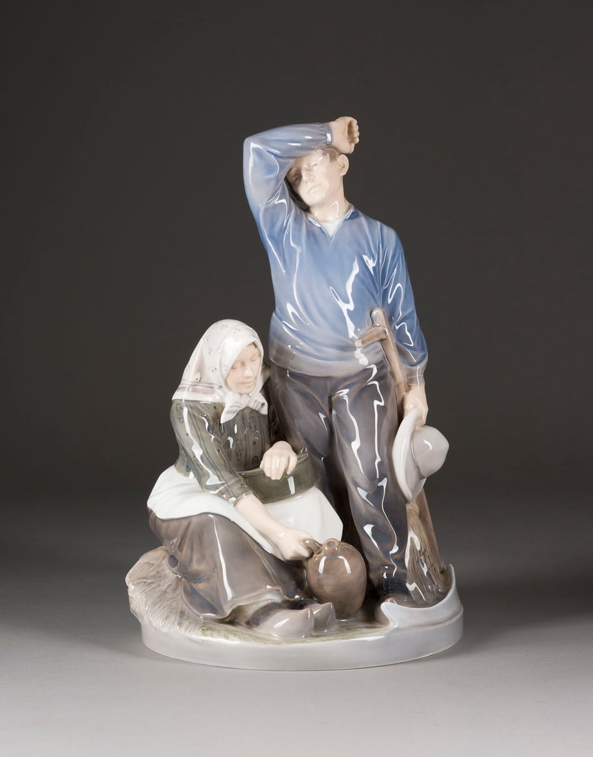CHRISTIAN LUDVIG THOMSEN | ERNTEARBEITER: CHRISTIAN LUDVIG THOMSEN 1860 Kolding - 1921 Kopenhagen ERNTEARBEITER Dänemark, Royal Copenhagen, 1969-1974 Porzellan, polychrom gefasst. H. 42 cm. Unterglasurblaue Wellenmarke, grüne
