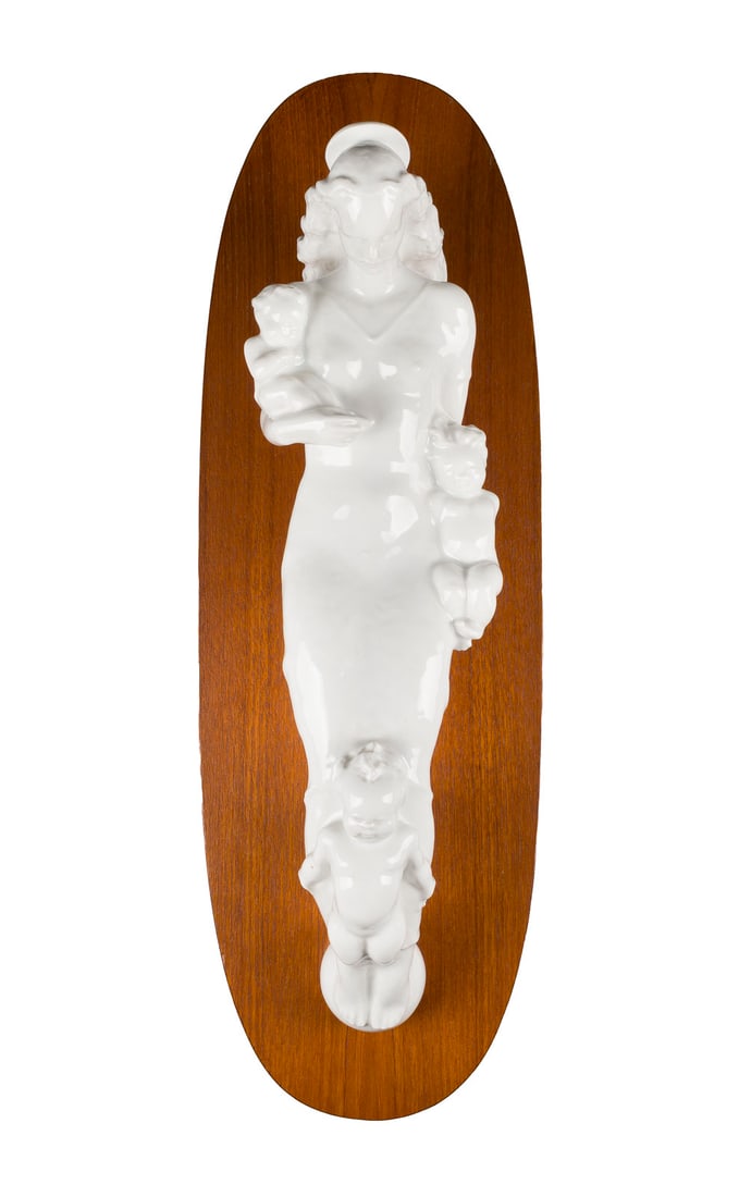 DANIEL HAUENSTEIN | WANDSKULPTUR 'MARIENKINDER': DANIEL HAUENSTEIN 1894 Mühlheim am Main - 1978 Bad Orb WANDSKULPTUR 'MARIENKINDER' Deutsch, Rosenthal, 2. Hälfte 20. Jh. (Entwurf 1951) Weißporzellan, glasiert, Holzplatte. H. 41 cm (Figur),