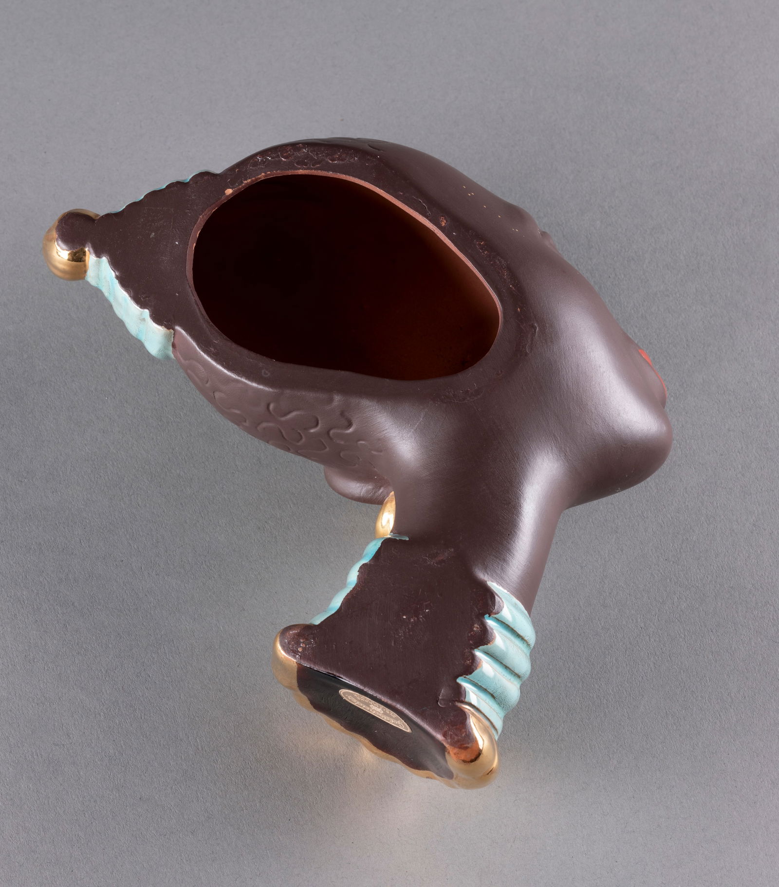 | KLEINE WANDMASKE: KLEINE WANDMASKE Österreich, Wien, Friedrich Goldscheider, um 1950 Keramik, farbiger Glasurdekor. H. 17 cm. Goldscheider-Klebeetikette.KLEINE WANDMASKE